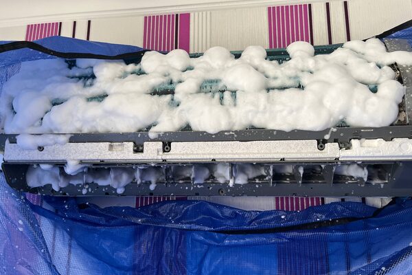 Producto limpiador aplicado sobre el intercambiador de la unidad interior