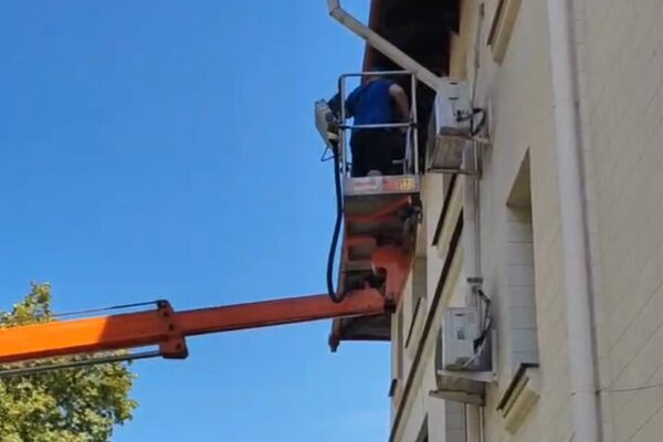 Reparación de una unidad exterior desde una plataforma elevadora