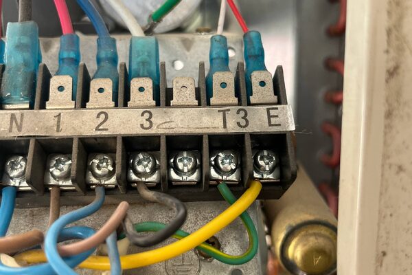 Regleta de bornes y conexiones eléctricas de una unidad exterior