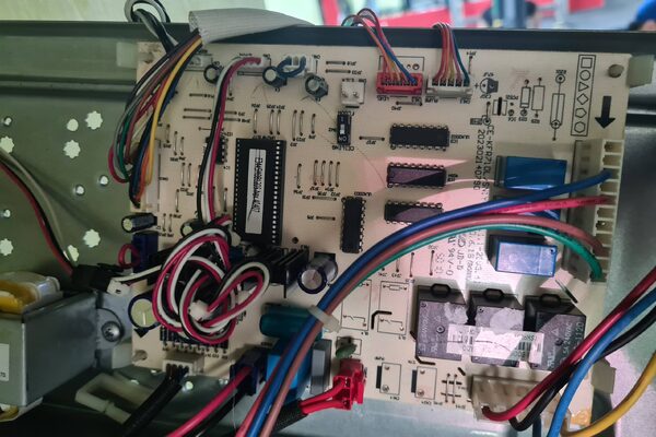 Placa de control de una unidad exterior de aire acondicionado