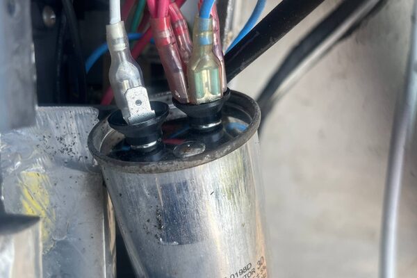 Condensador de arranque en una unidad exterior