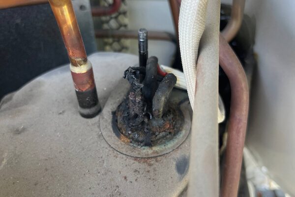 Contactos eléctricos dañados en el compresor